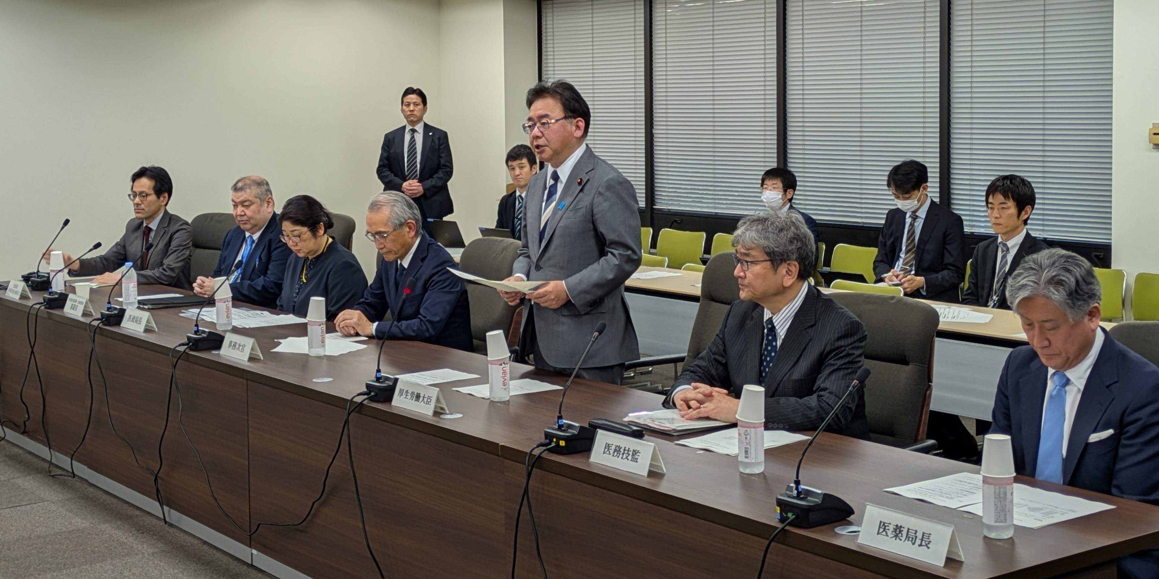 上野厚労大臣（中央）